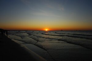 Łeba plaża o zachodzie słońca